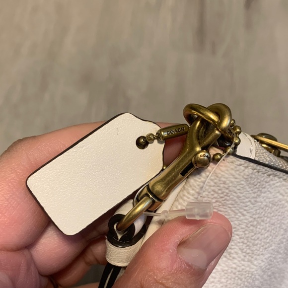 Coach Limited Edition NWOT Ivory/ Beige Corner Zip Wristlet with Snowman Motif - Picture 7 of 9